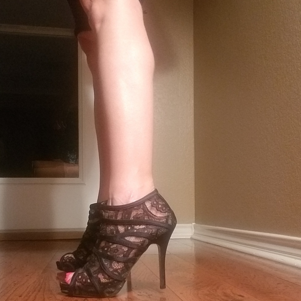 Wild Rose 4in high heels... Lace booties...